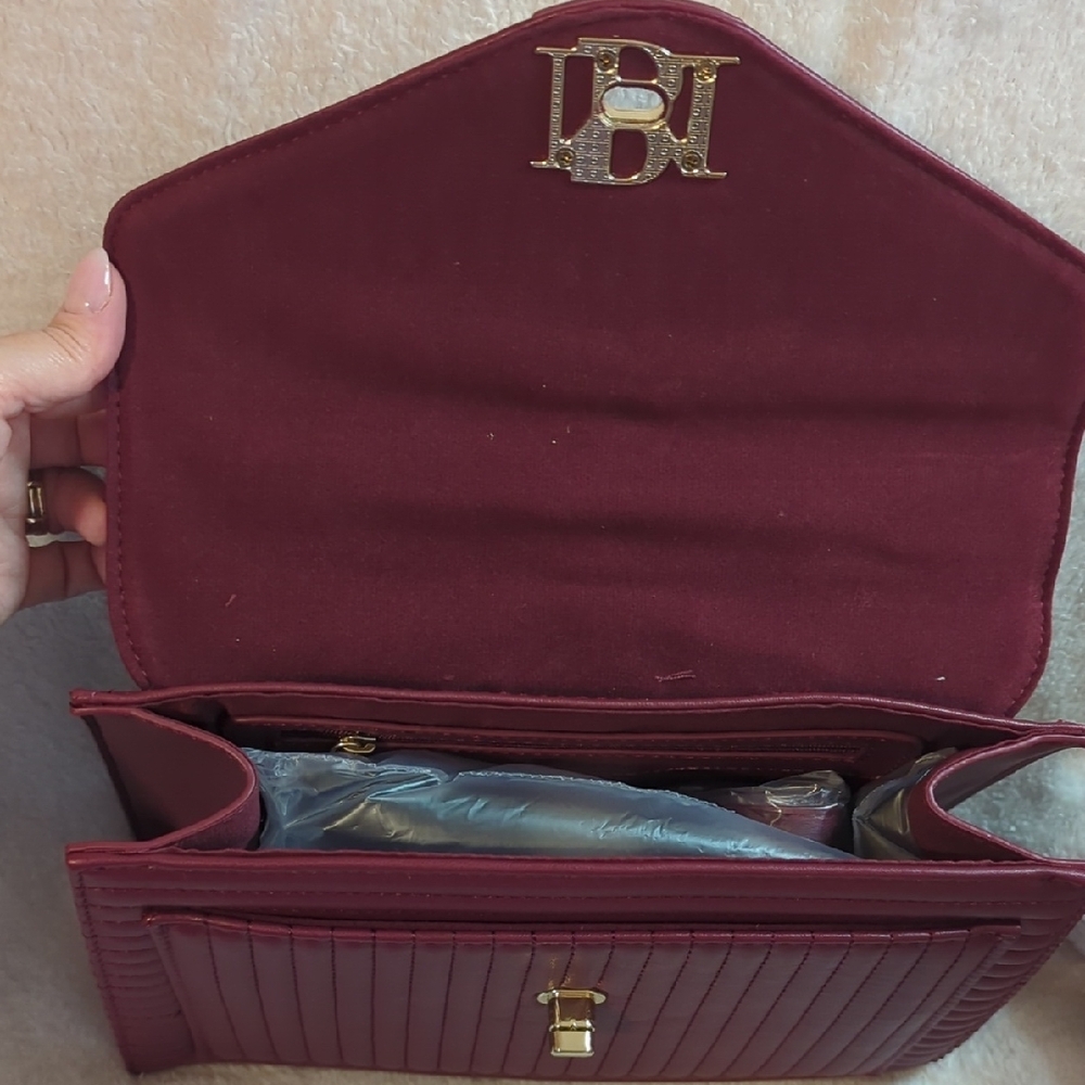 Elegant Burgundy Quilted Handbag - Picture 4 of 7